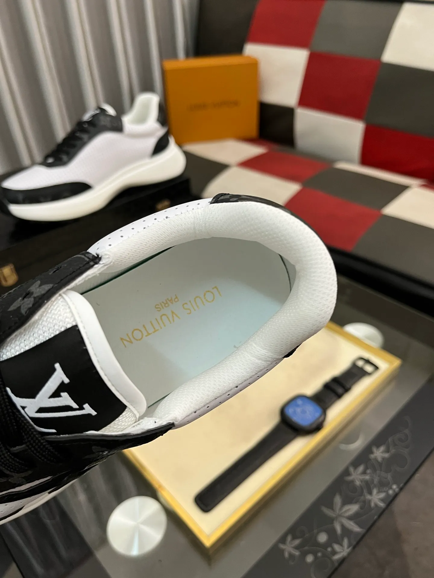Men's shoes 💰458⌚️⌚️【LOUlS VUlTTON】Louis Vuitton ~ unique and casual style. LV counter purchasing 🏃casual shoes😍😍 Men's 2022 counters are on sale simultaneously, Italian imported brands select first-layer Italian cowhide. 🐑Sheepskin lining (refuses to discolor and rub feet) Sole: Original sole specially provided by the original factory 🎬Better in kind Size number: 38-443️⃣Colors available